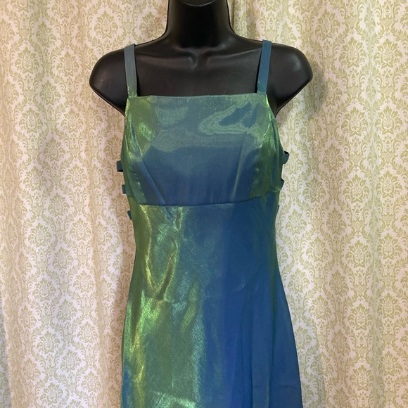 ✨HOST PICK✨ Faviana iridescent formal dress - Picture 3 of 16